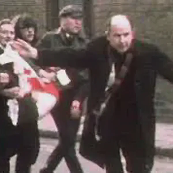 /images/tich/Edward_Daly_Bloody_Sunday.webp