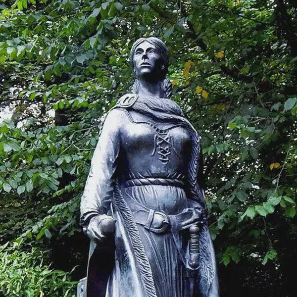 /images/tich/Grainne_Mhaol_Ni_Mhaille_Statue.webp