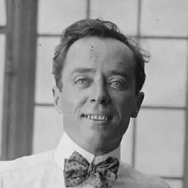 /images/tich/Herbert_Brenon,_film_director_July_8,_1916.webp