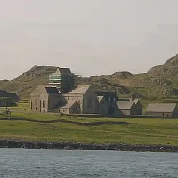 /images/tich/Iona_Abbey_from_water.webp