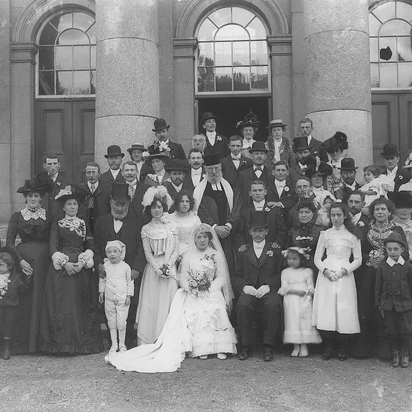 /images/tich/Jewish_Wedding_at_Waterford_Courthouse_1901.webp