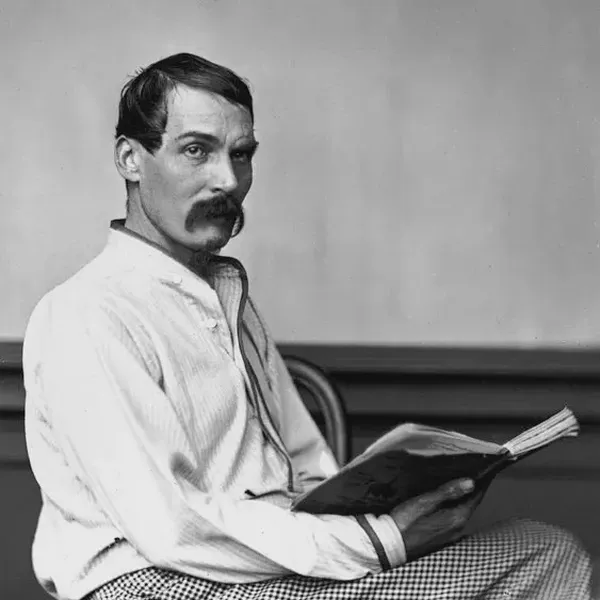 /images/tich/Richard_Francis_Burton_by_Rischgitz,_1864.webp