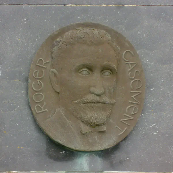 /images/tich/Rogercasement.webp