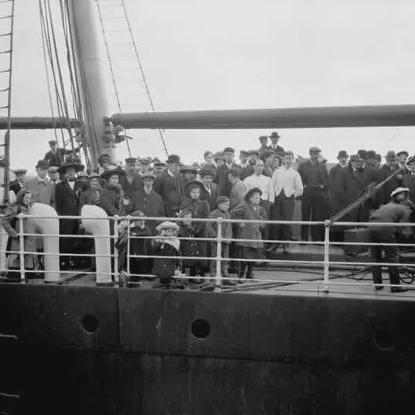 /images/tich/steamer_lake_champlain_arriving_at_port_québec_oct._1911.webp